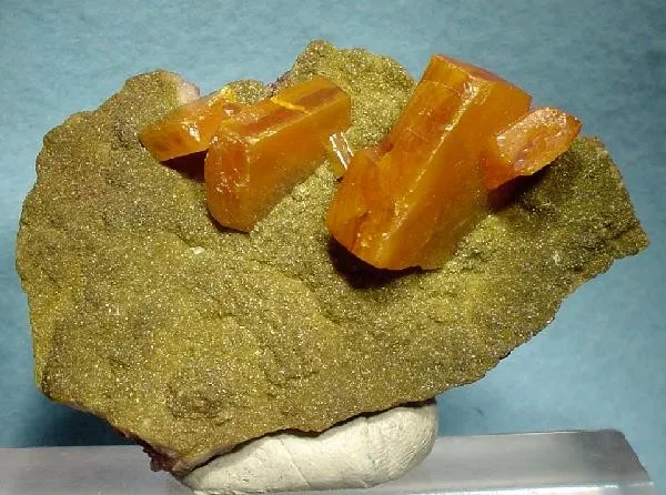 Wulfenite, Vanadinite (Var: Arsenatian Vanadinite) image