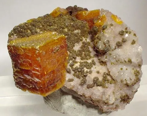 Wulfenite, Vanadinite (Var: Arsenatian Vanadinite) image