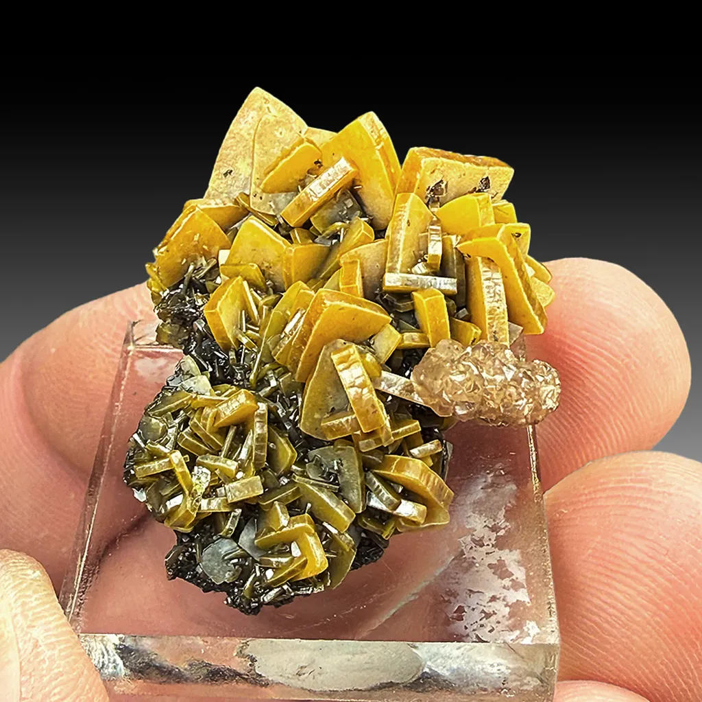 Wulfenite with Calcite image