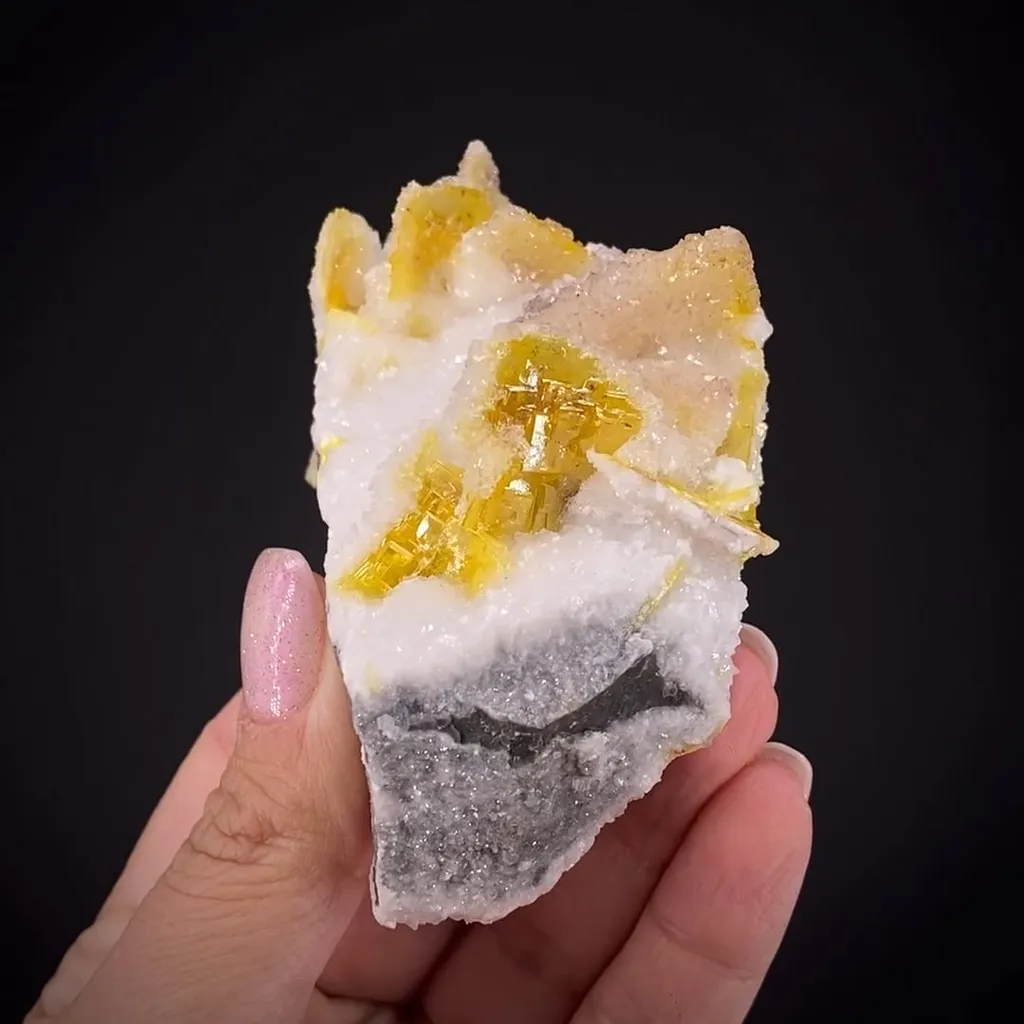 Wulfenite with Calcite image