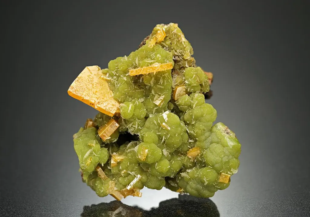 Wulfenite with Mimetite image