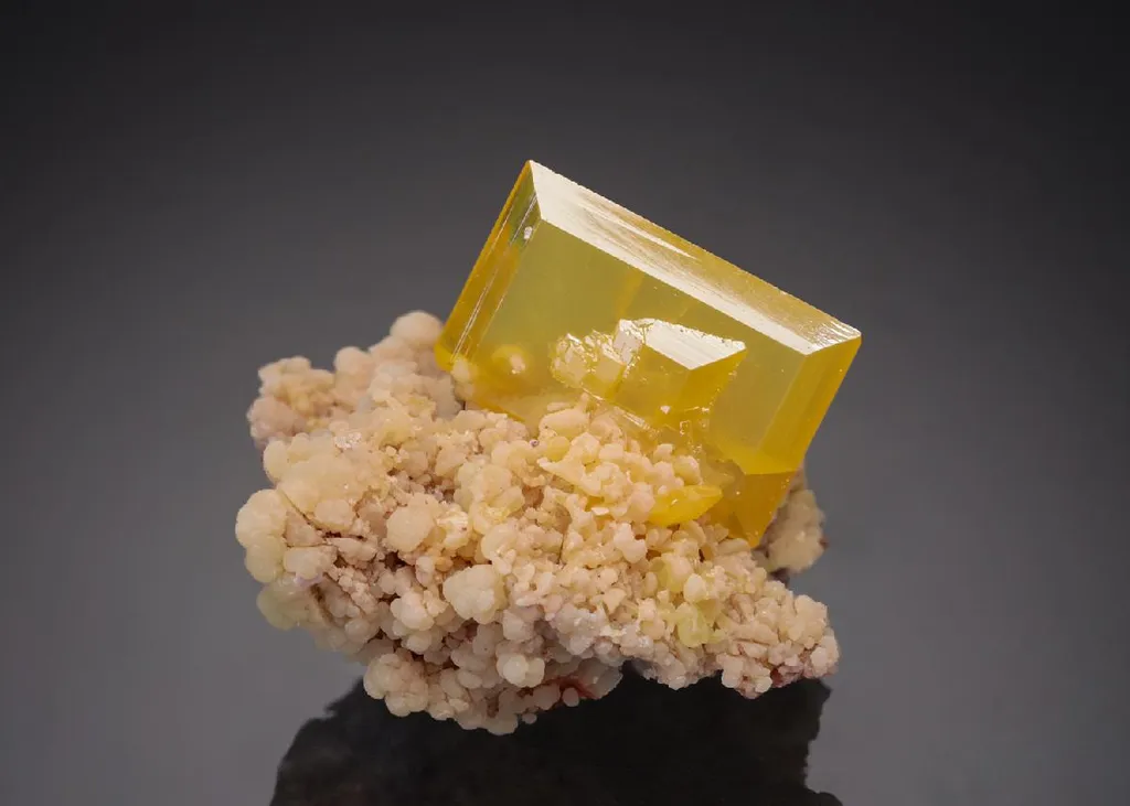 Wulfenite with Mimetite image