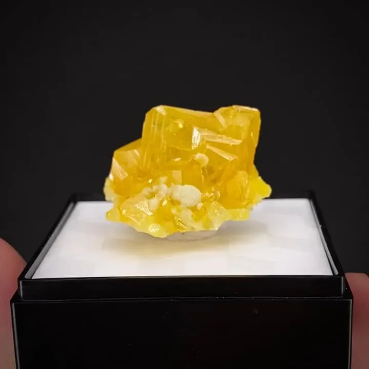 Wulfenite with Mimetite - image 2