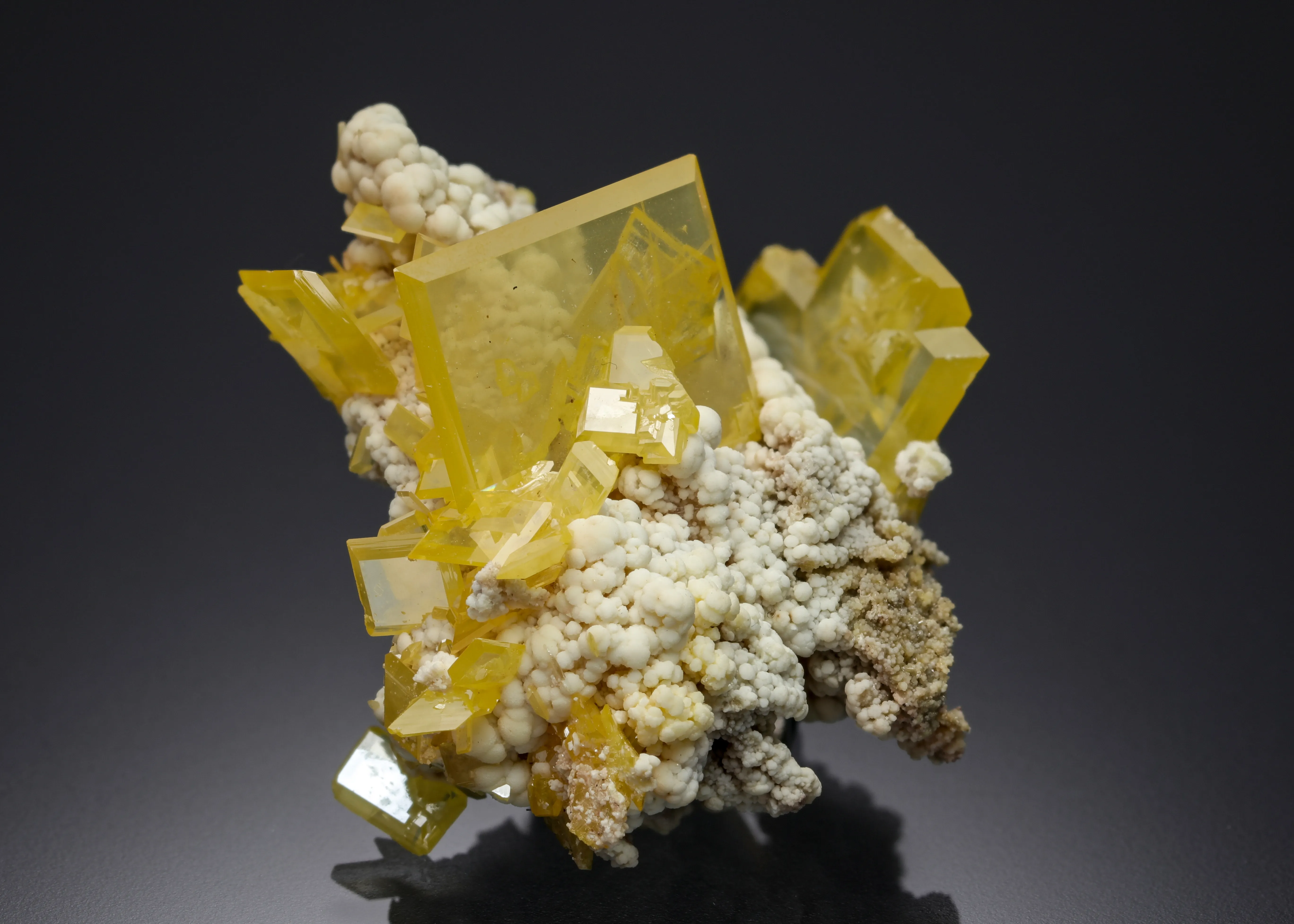 Wulfenite with Phosphohedyphane - image 2