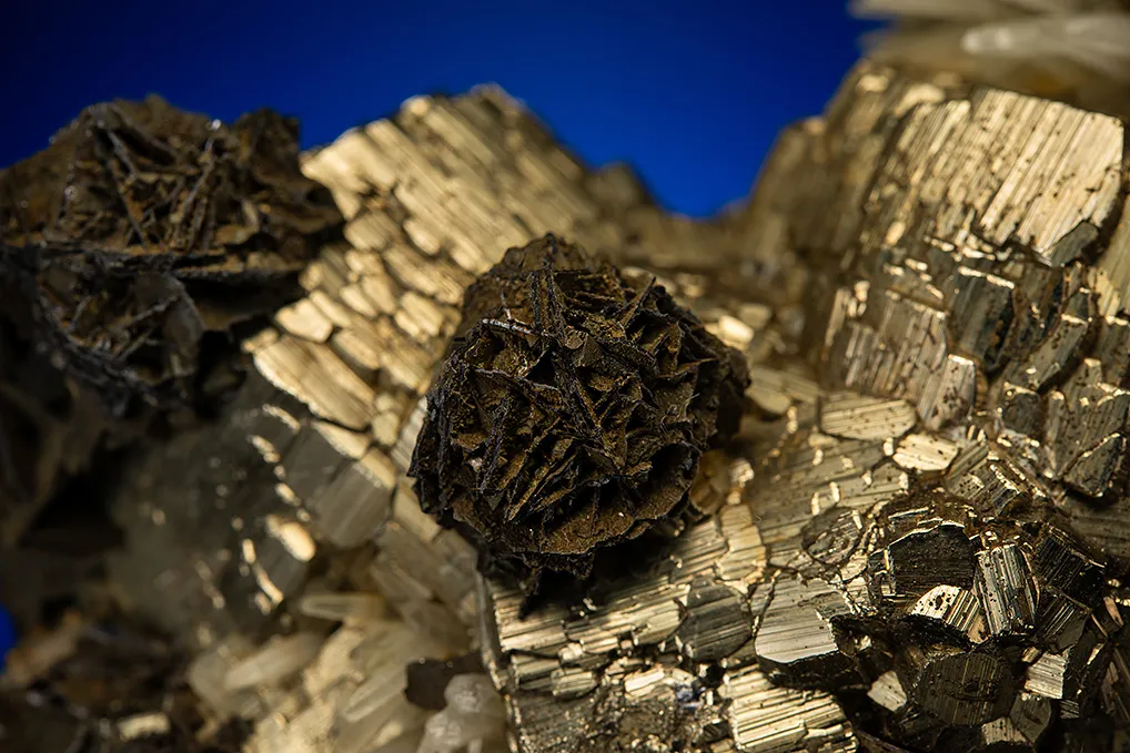 Wurtzite and Quartz on Pyrite - image 2