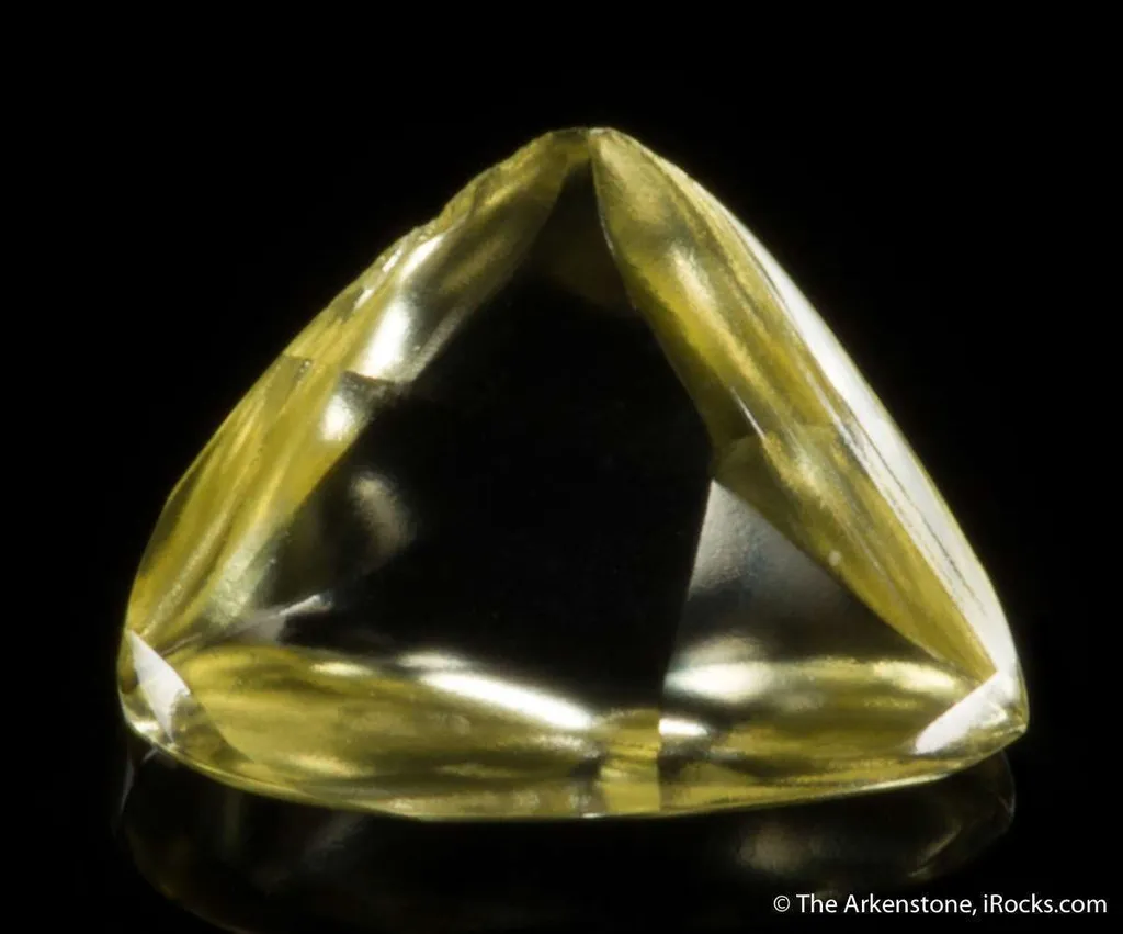 Yellow Diamond (macle twinned) - image 2