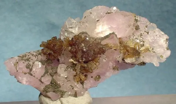 Zanazziite, Eosphorite, Quartz (Var: Rose Quartz) image