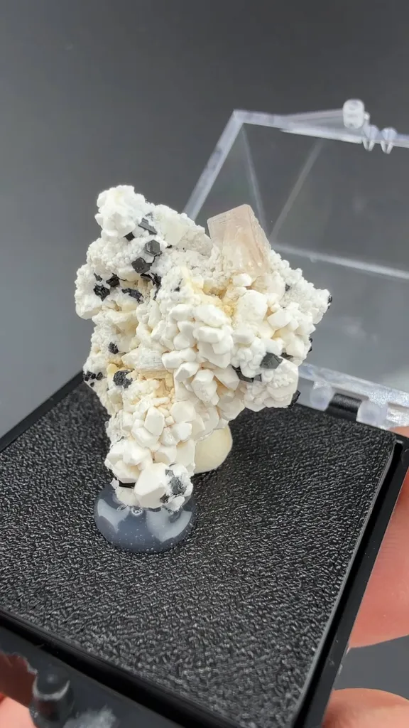 Zektzerite image
