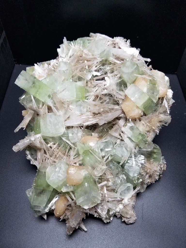 Zeolite Plate with Apophyllite, Scolecite & Stilbite (funny wife story) - image 3