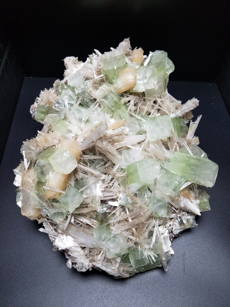 Zeolite Plate with Apophyllite, Scolecite & Stilbite (funny wife story) - image 2