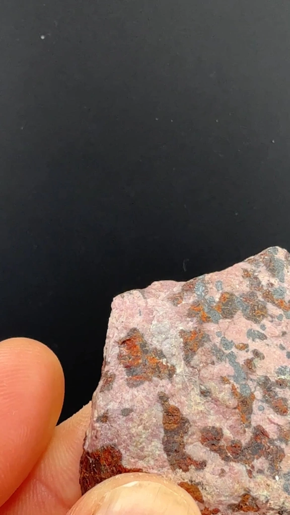 Zincite in Tephroite - image 2