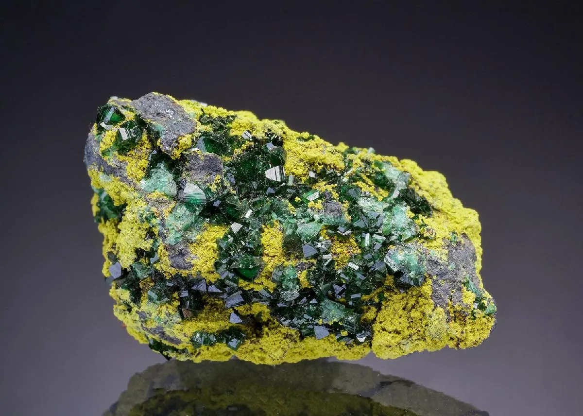 Zincolivenite on Gartrellite - image 1