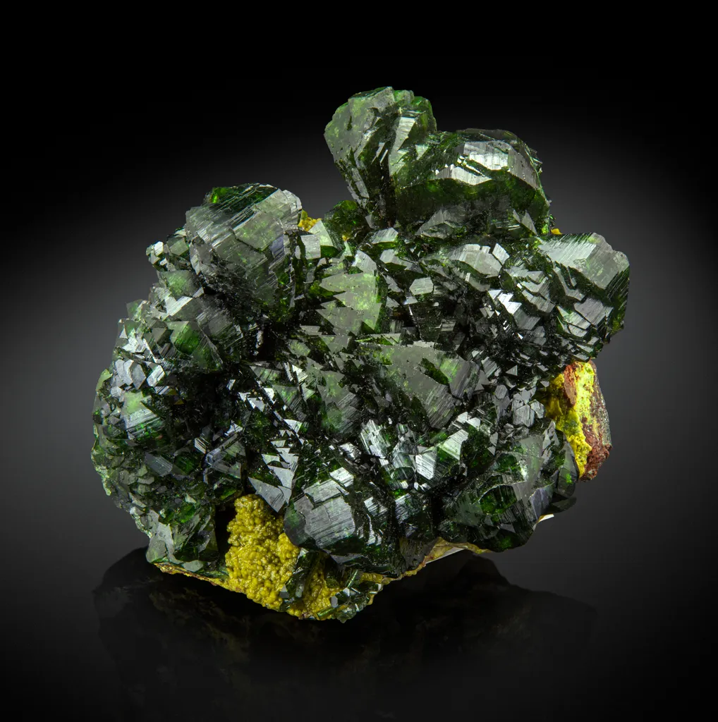 Zincolivenite with Gartrellite image