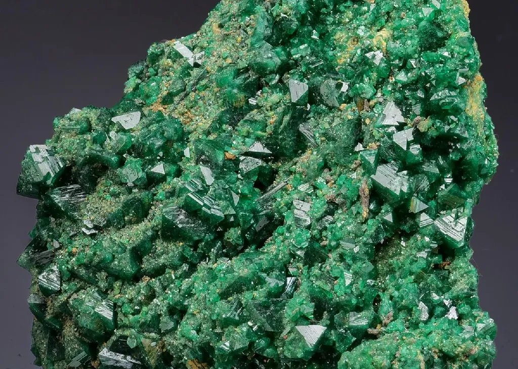 Zincolivenite with Tsumcorite image