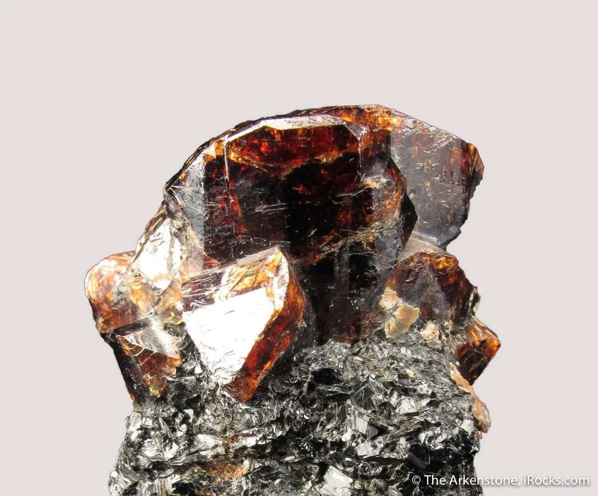 Zircon (fluor.) on Biotite and Hornblende - image 5