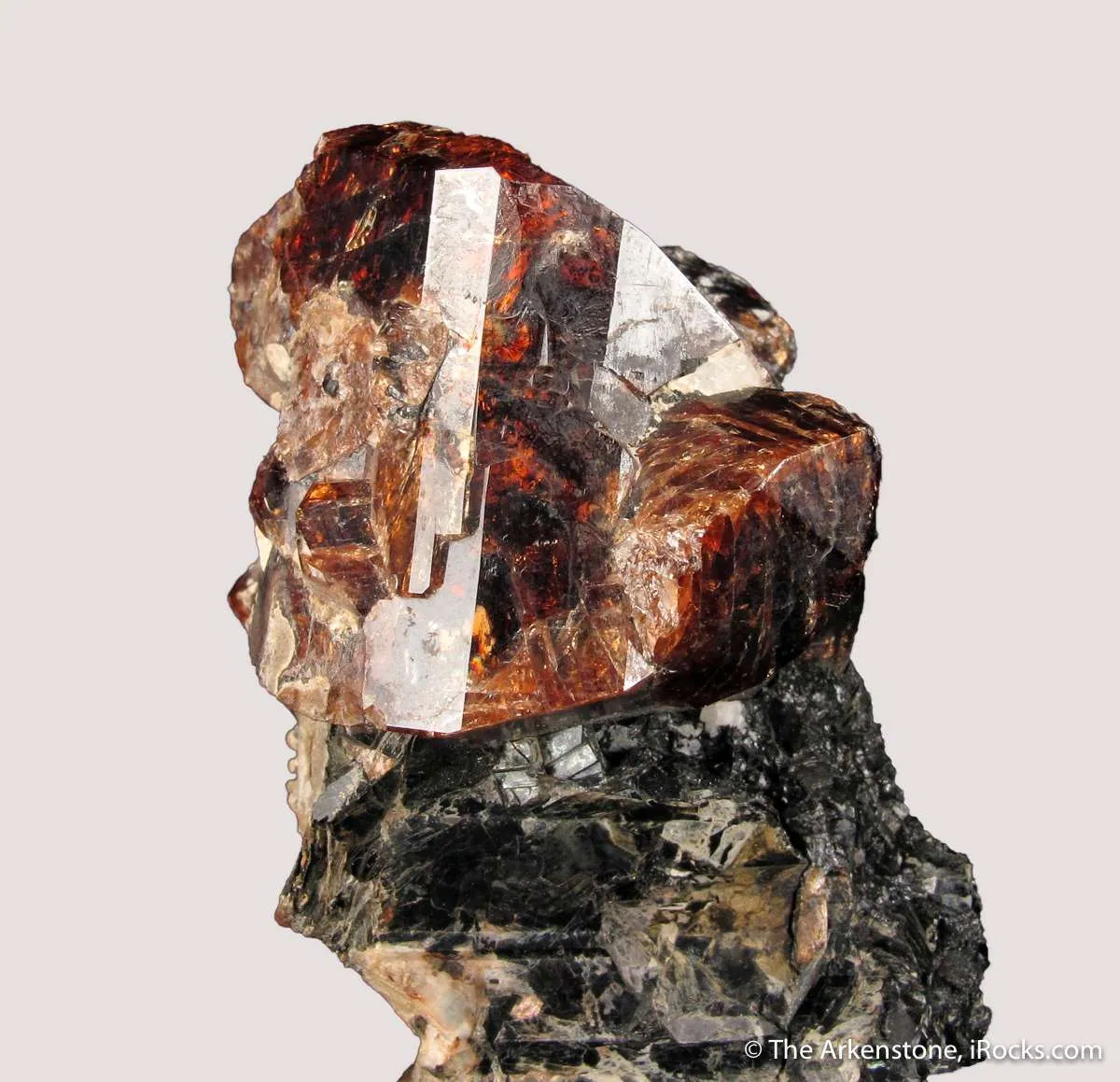 Zircon (fluor.) on Biotite and Hornblende - image 2