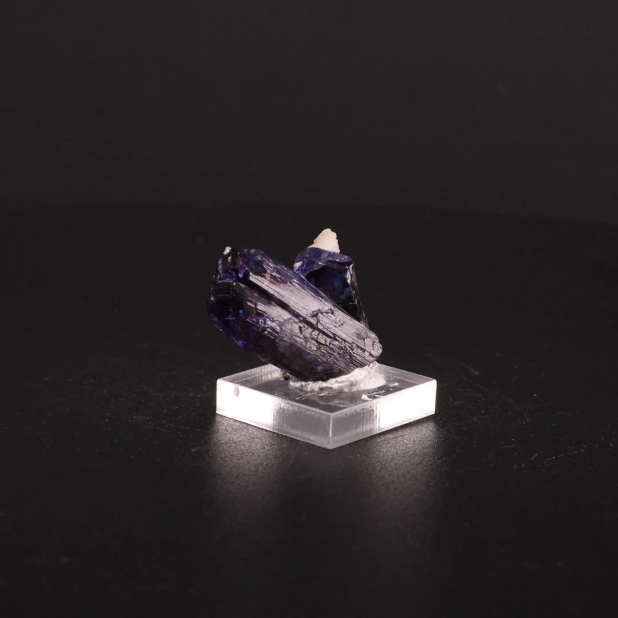 Zoisite v. Tanzanite, Prehnite - image 2