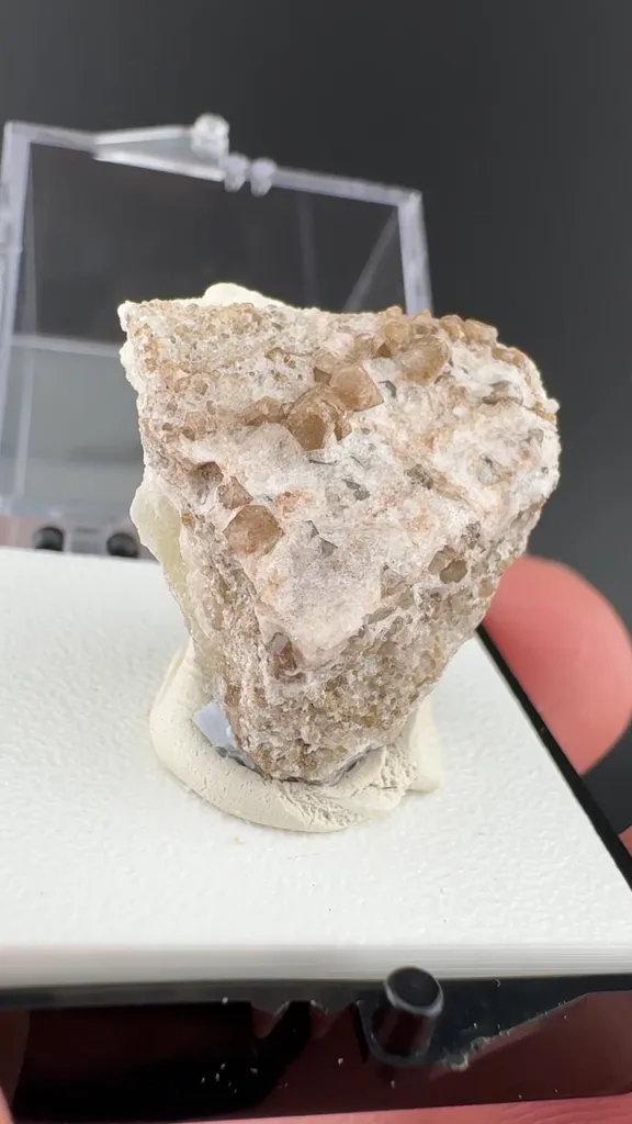 Zunyite image